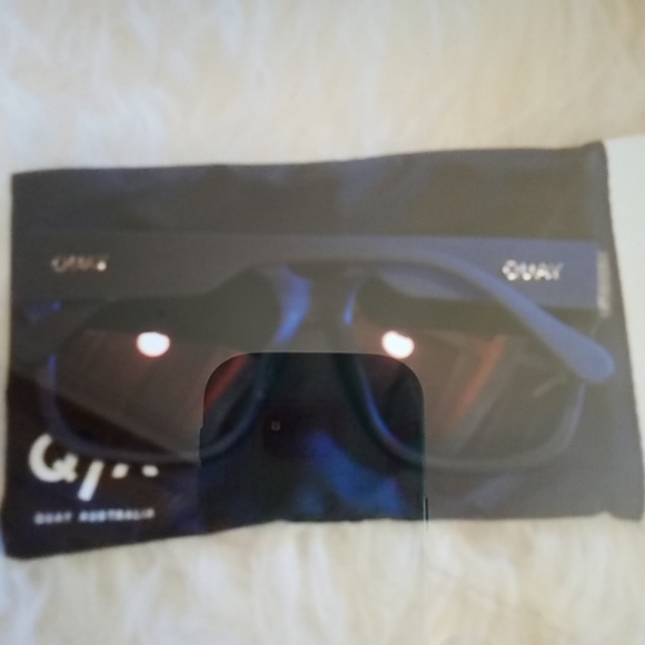 1 left! Quay on the prowl pink mirror sunnies - Picture 3 of 4